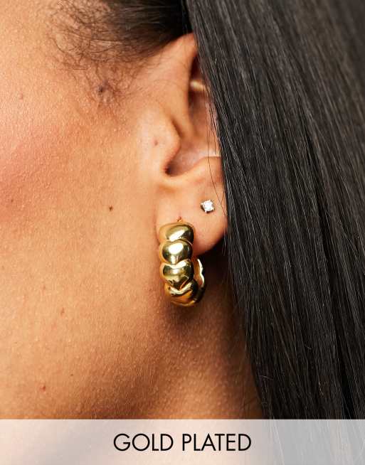 Pendientes de aro con diseño de corazones gruesos de oro de vermeil de 18 quilates de Seol + Gold 