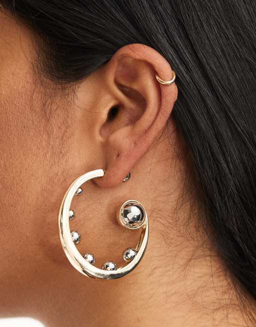 Pendientes de aro con diseño de esferas de tamaño gradual y acabado de tonos combinados metalizados de edición limitada de ASOS DESIGN