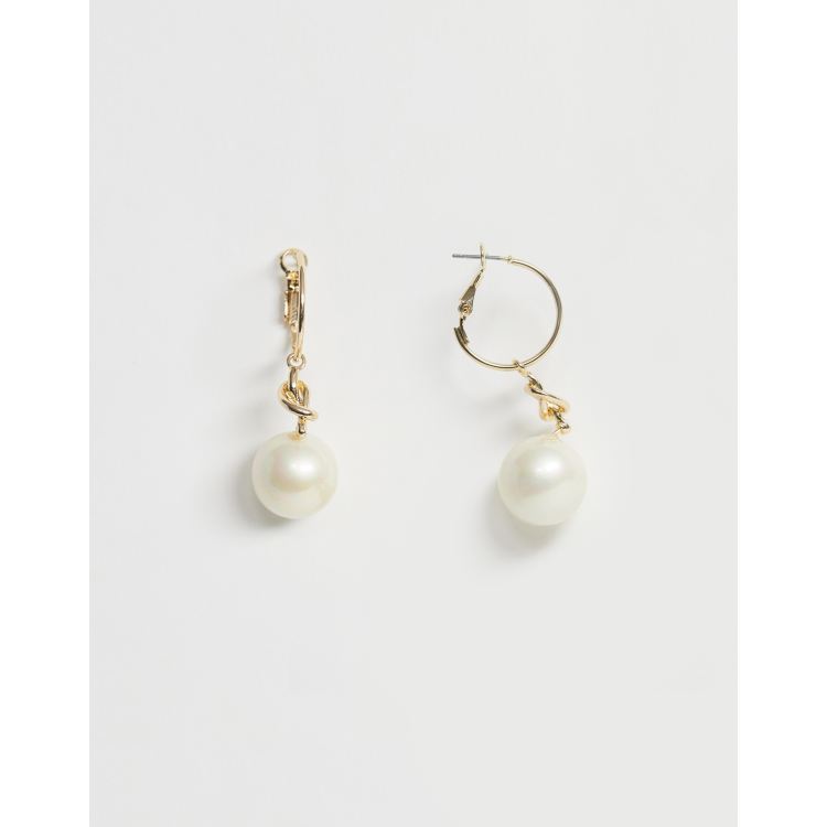 Pendientes de aro con tono dorado y colgante de perla de ASOS DESIGN ASOS