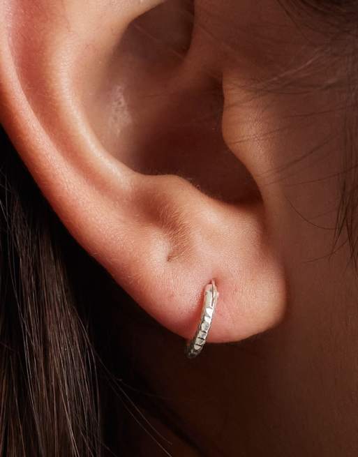Pendientes de aro de 10 mm plateados con textura estriada de Kingsley Ryan, 2 de 3