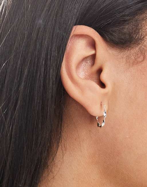 Pendientes de aro de 14 mm con diseño retorcido de plata de ley de Kingsley Ryan
