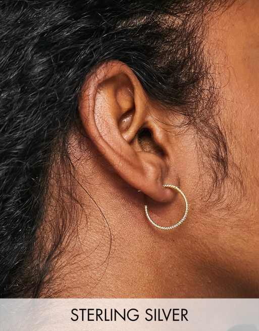 Pendientes de aro de 16 mm con diseño retorcido de plata de ley chapada en oro de Kingsley Ryan