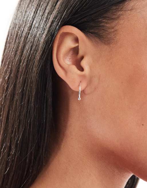 Pendientes de aro de 16 mm con diseño de esferas de plata de ley de Kingsley Ryan