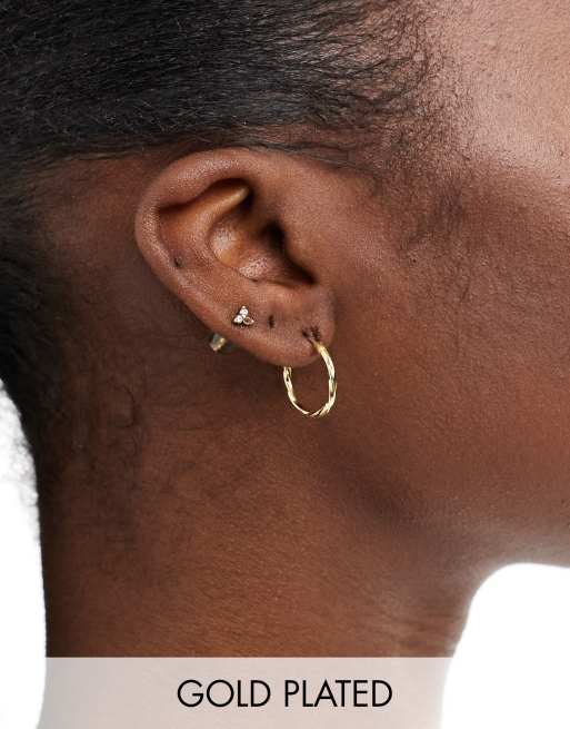 Pendientes de aro de 16 mm con diseño en relieve chapados en oro de Kingsley Ryan