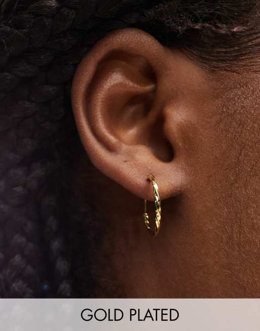 Pendientes de aro de 18 mm con diseño retorcido chapados en oro de Kingsley Ryan