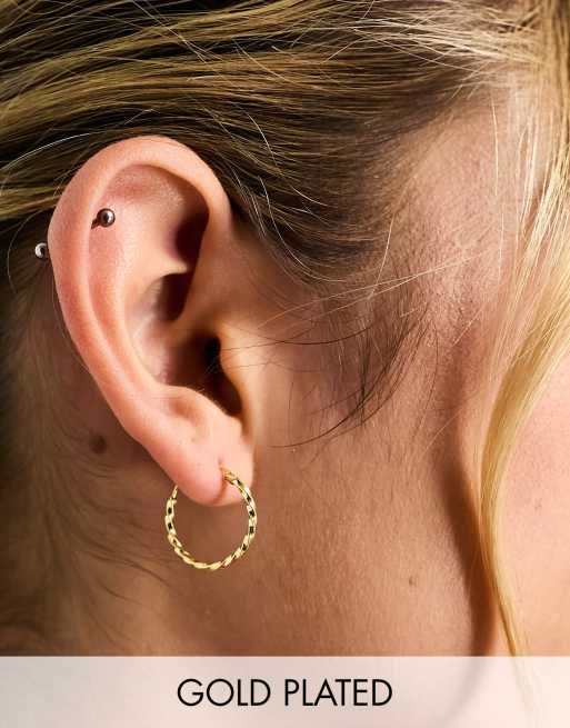Pendientes de aro de 18 mm con diseño retorcido chapados en oro de Kingsley Ryan