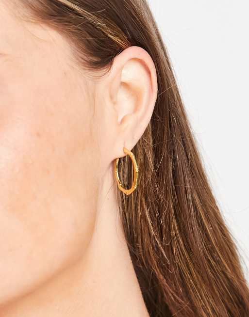 Pendientes de aro de 20 mm dorados con diseño de bambú de acero inoxidable resistente al agua de ASOS DESIGN, 4 de 4
