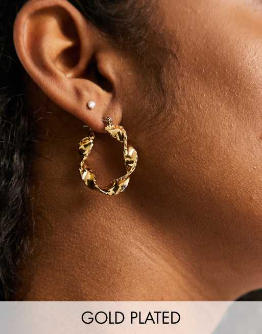 Pendientes de aro de 20 mm con diseño retorcido chapados en oro de 14 quilates de ASOS DESIGN