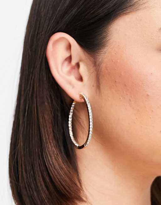 Pendientes de aro de 50 mm chapados en oro de 14 quilates con cristales de ASOS DESIGN, 2 de 4