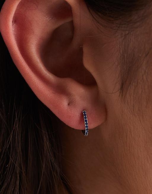 Pendientes de aro de 8 mm plateados con cristales azules de Kingsley Ryan, 2 de 3