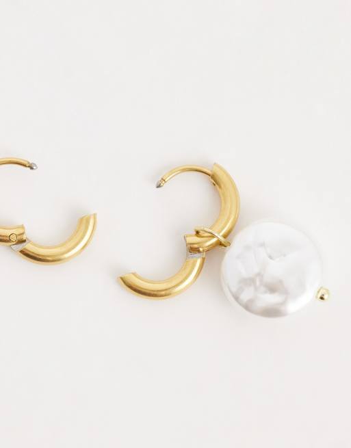 Pendientes de aro de acero inoxidable chapado en oro de 18 quilates con charm de perla de Lost Souls, 4 de 4