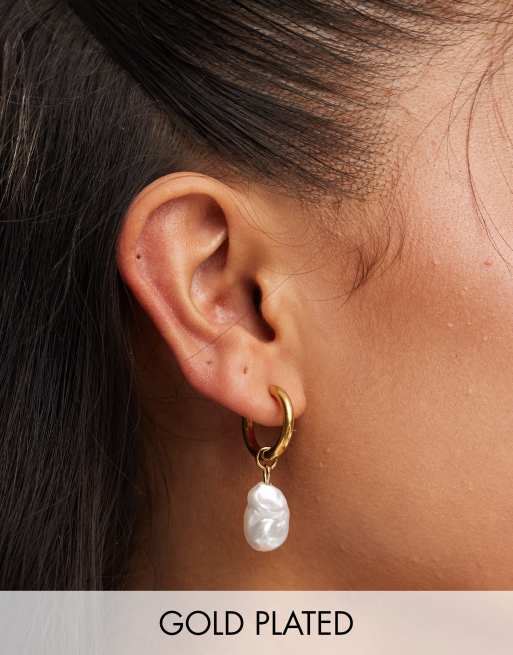Pendientes de aro de acero inoxidable chapados en oro de 18 quilates con charm de perla efecto fundido de Lost Souls 