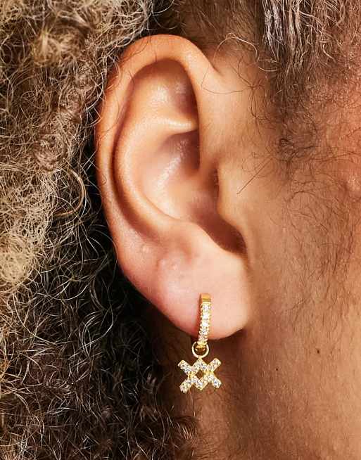 Pendientes de aro de plata de ley chapada en oro con charm de cristal del signo Acuario de ASOS DESIGN