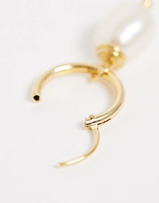 Pendientes de aro de plata de ley chapados en oro con charm de perla de ASOS DESIGN, 4 de 4