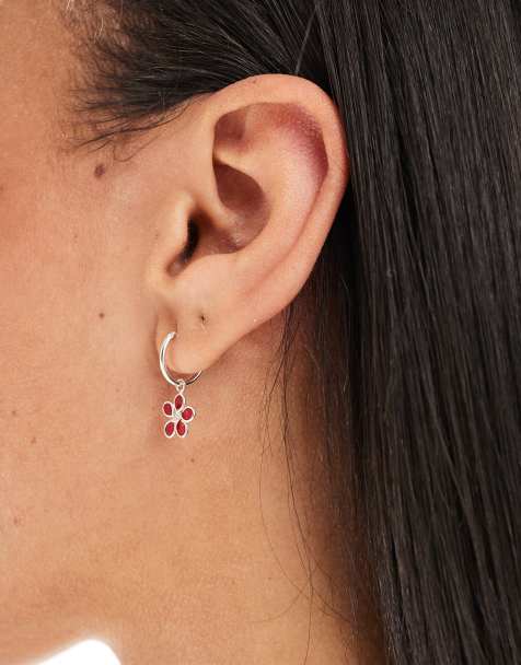 Pendientes de aro de plata de ley con charm de flor con esmalte rojo de Kingsley Ryan - view 1