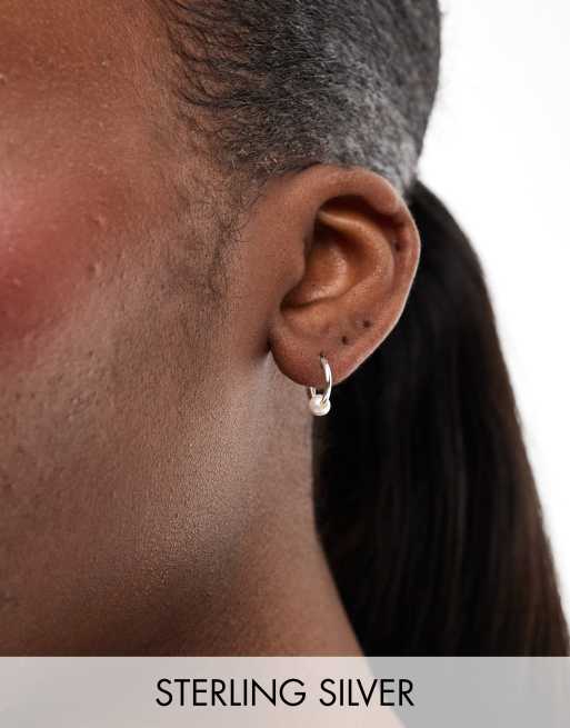 Pendientes de aro de plata de ley con charm de perla de Kingsley Ryan