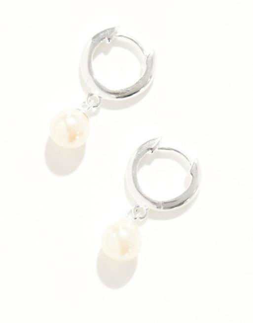 Pendientes de aro de plata de ley con perlas sintéticas de ASOS DESIGN, 2 de 4