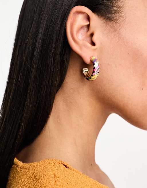 Pendientes de aro dorados a rayas de colores de Pieces