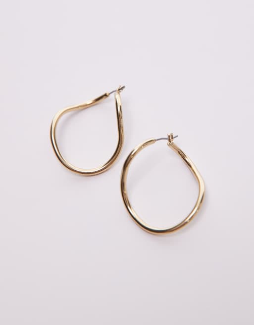 Pendientes de aro dorados alargados con diseño asimétrico de & Other Stories, 2 de 3