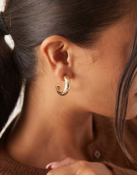 Pendientes de aro dorados con acabado repujado de DesignB London - view 1