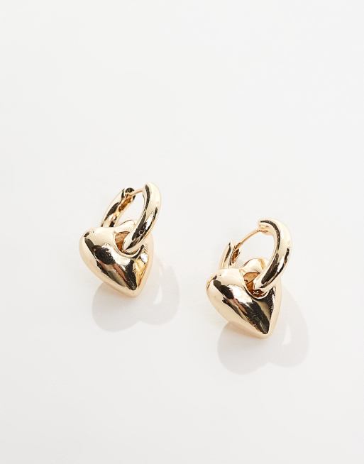 Pendientes de aro dorados con charm de corazón abullonado de ASOS DESIGN, 2 de 4