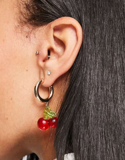 Pendientes de aro dorados con colgantes en forma de cerezas Lexa de Monki