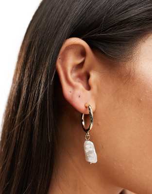Pendientes de aro dorados con detalle de perla alargada de SVNX