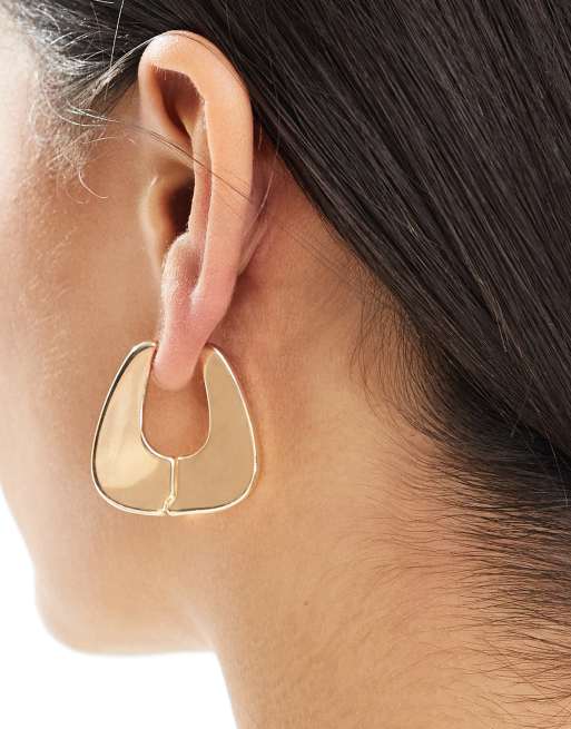 Pendientes de aro dorados con diseño cuadrado y cierre de bisagra de ASOS DESIGN, 3 de 3