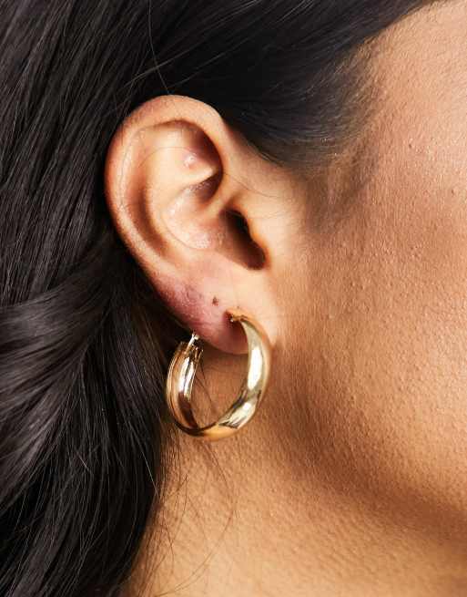 Pendientes de aro dorados con diseño curvado de DesignB London
