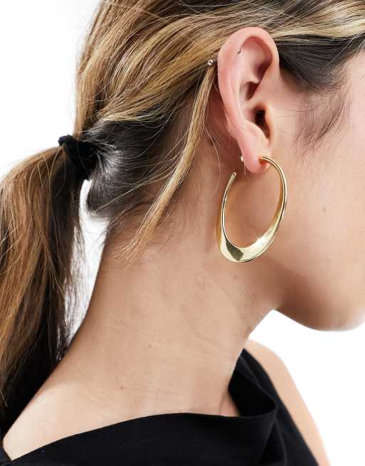 Pendientes de aro dorados con diseño curvado y fino de Mango