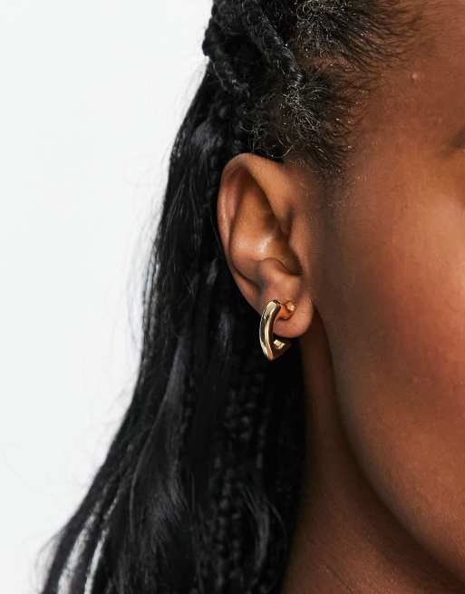 Pendientes de aro dorados con diseño de corazones pequeños de DesignB London 