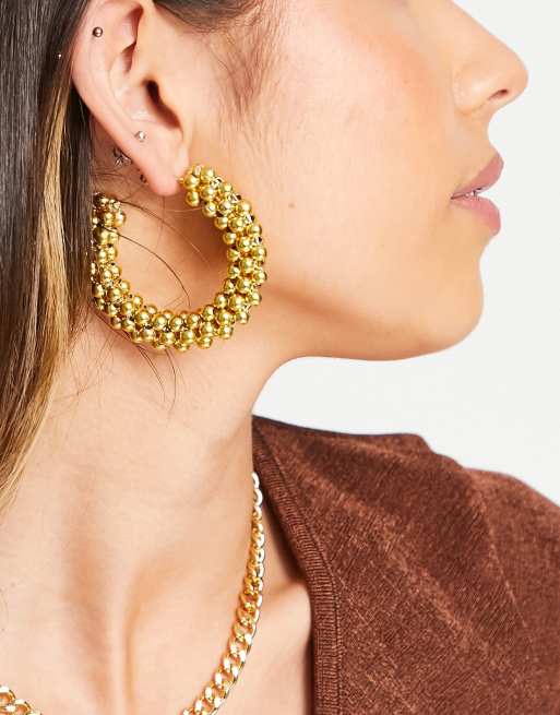 Pendientes de aro dorados con diseño de cuentas de Mango