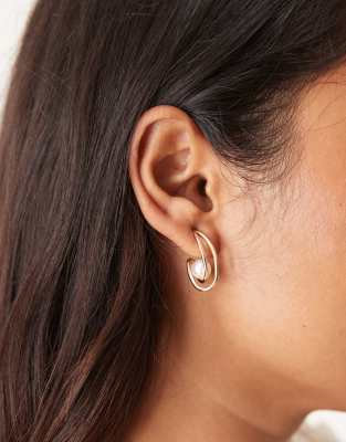 Pendientes de aro dorados con diseño de doble hilera y perla sintética de ASOS DESIGN