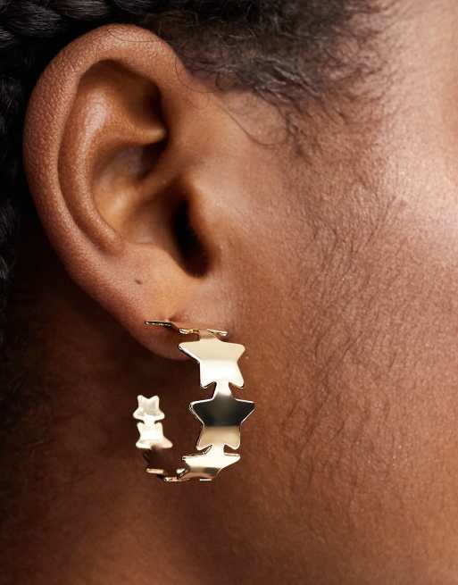 Pendientes de aro dorados con diseño de estrellas de DesignB London , 2 de 4