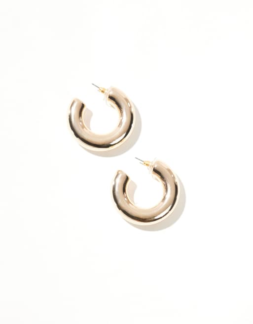 Pendientes de aro dorados con diseño de tubo de ASOS DESIGN, 2 de 3