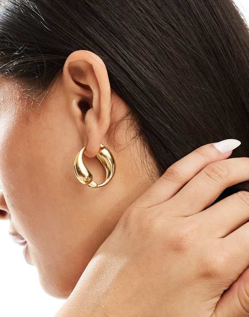 Pendientes de aro dorados con diseño fundido de acero inoxidable de ALDO