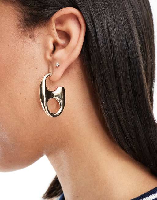 Pendientes de aro dorados con diseño geométrico de Mango 