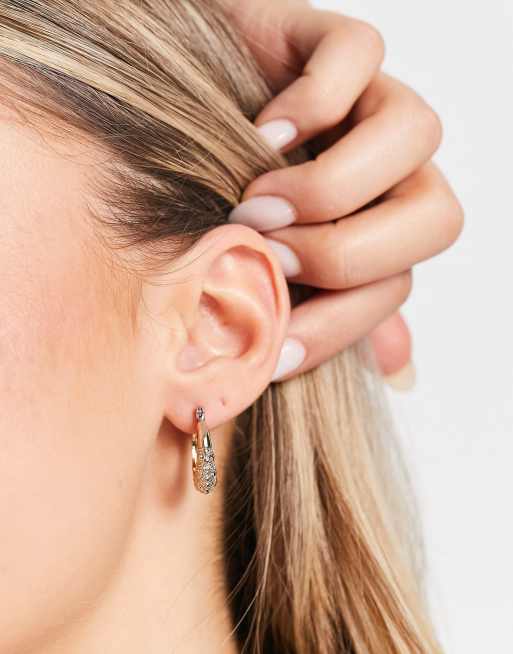Pendientes de aro dorados con diseño grueso y texturizado de Liars & Lovers, 2 de 4