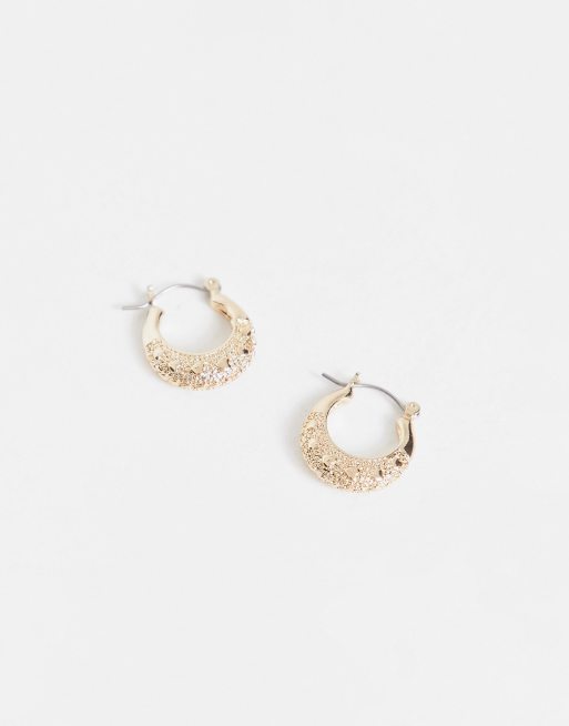 Pendientes de aro dorados con diseño grueso y texturizado de Liars & Lovers, 3 de 4