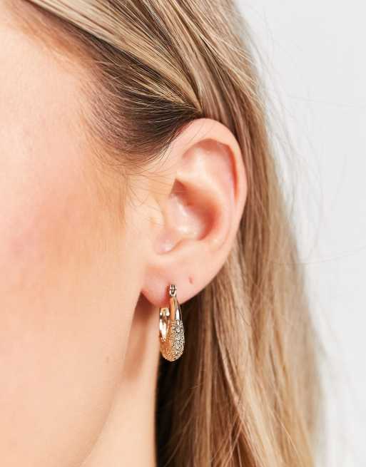 Pendientes de aro dorados con diseño grueso y texturizado de Liars & Lovers, 4 de 4