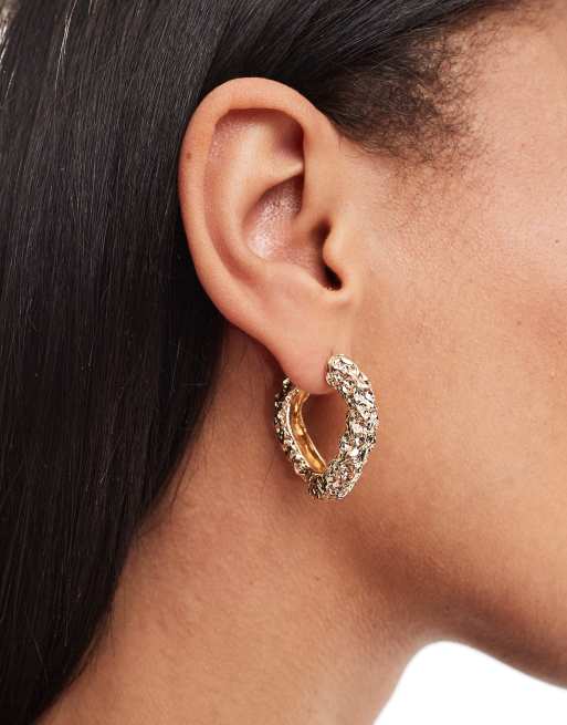 Pendientes de aro dorados con diseño irregular de DesignB London 