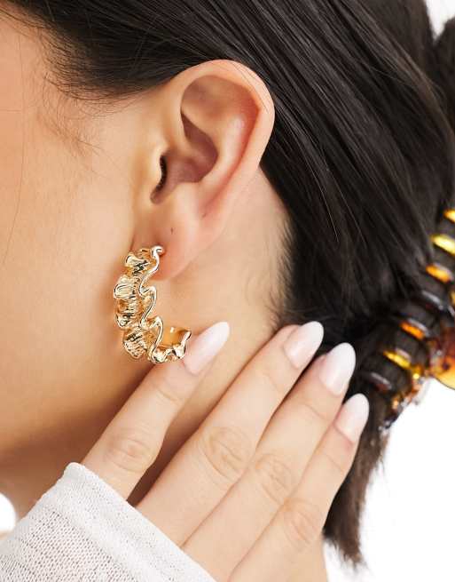 Pendientes de aro dorados con diseño ondulado texturizado de ASOS DESIGN
