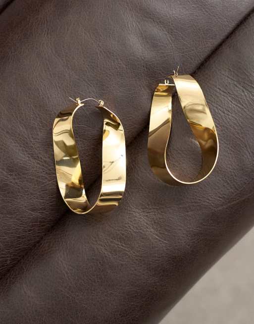 Pendientes de aro dorados con diseño retorcido Charlotte de Topshop, 2 de 3