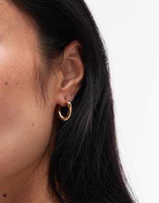 Pendientes de aro dorados con diseño retorcido de ARKET