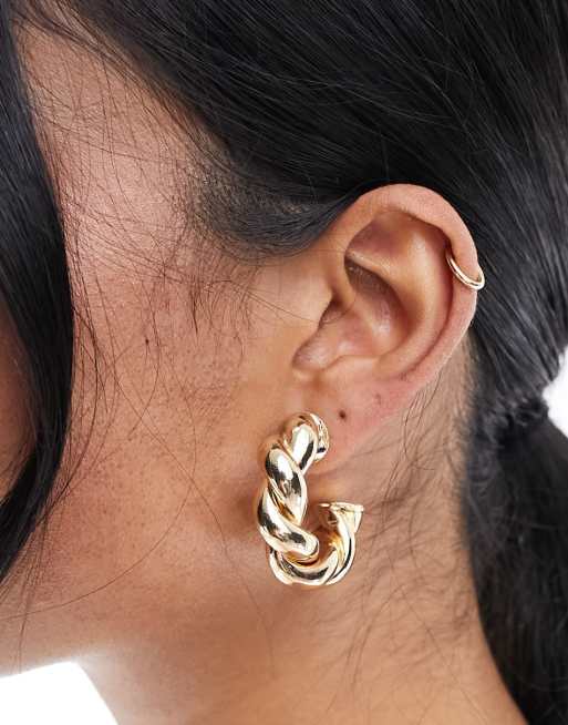 Pendientes de aro dorados con diseño retorcido de Mango
