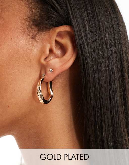 Pendientes de aro dorados con diseño retorcido de Pieces