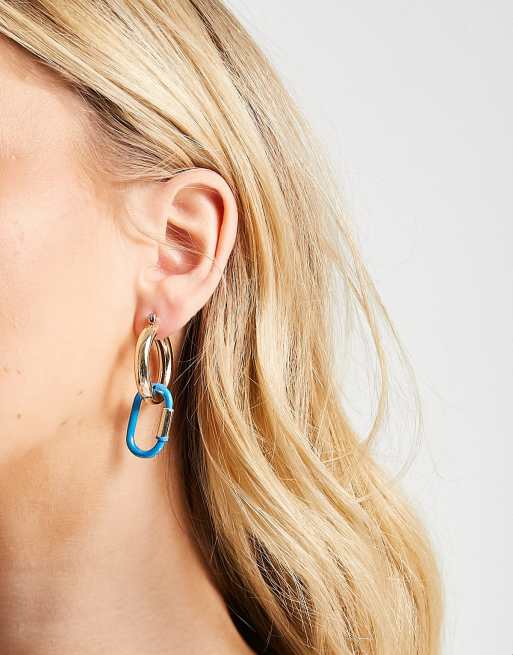 Pendientes de aro dorados con eslabón colgante azul de Topshop, 4 de 4