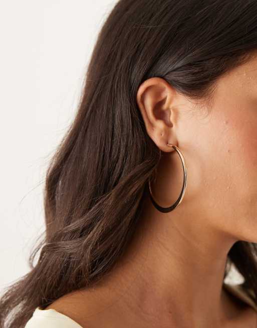 Pendientes de aro dorados de 55 mm planos de DesignB London