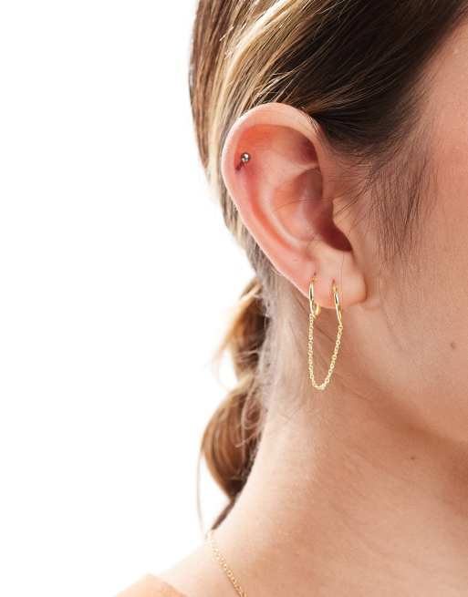 Pendientes de aro dorados dobles con cadena chapados en oro de Kingsley Ryan, 3 de 4