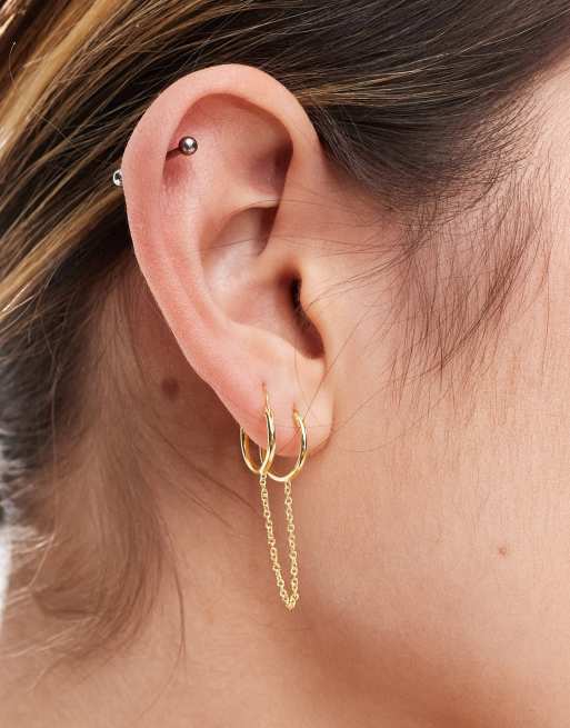 Pendientes de aro dorados dobles con cadena chapados en oro de Kingsley Ryan, 4 de 4